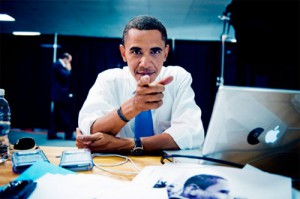 461_30_Barack-Obama-using-his-Mac-and-Blackberry